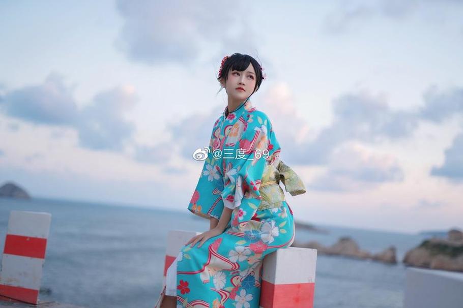 沉浸在“三度69巫女”cos照片的美妙中，我感到世界所有美好的事物在这里相遇了。