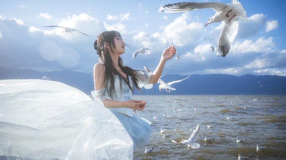 萌芽儿瓶儿的这组原图，展现了她成为女性的过程，令人瞩目。